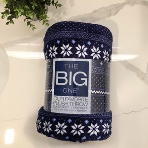 The Big One Our Favorite Plush Throw Blue/Navy